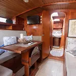 Quo Vadis Yacht In Harbor Bateau-hôtel