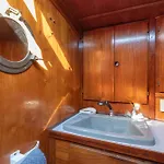 Bateau-hôtel Quo Vadis Yacht In Harbor *