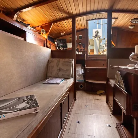 Quo Vadis Yacht Hotel na wodzie