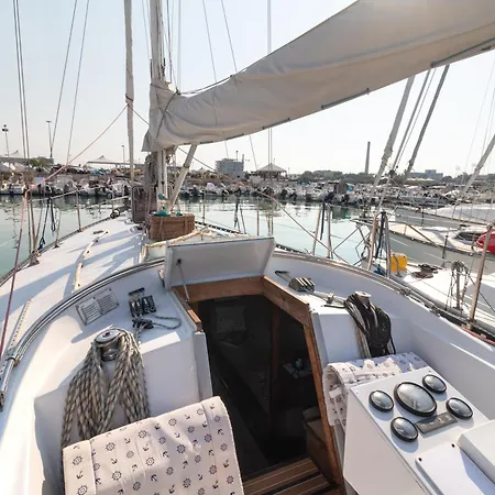 Quo Vadis Yacht In Harbor Bateau-hôtel *