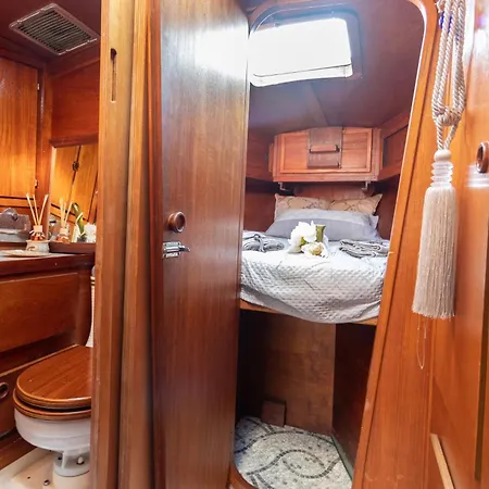 Ботель Quo Vadis Yacht In Harbor Бишелье