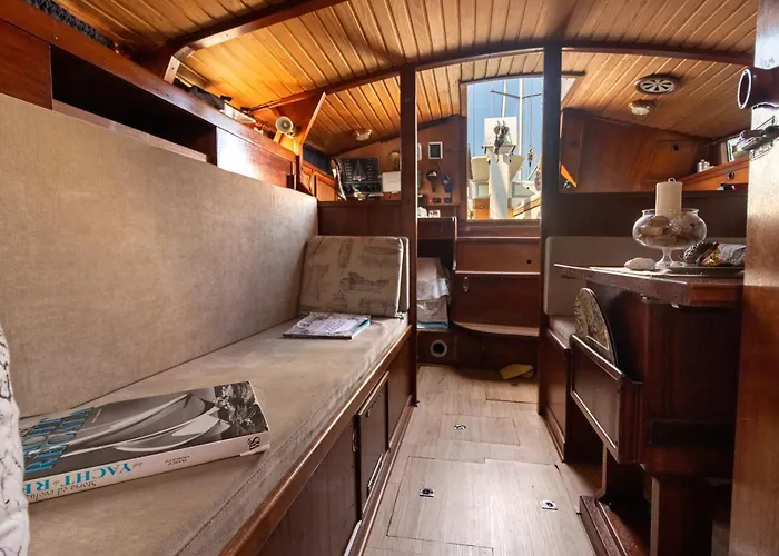Quo Vadis Yacht In Harbor Bateau-hôtel
