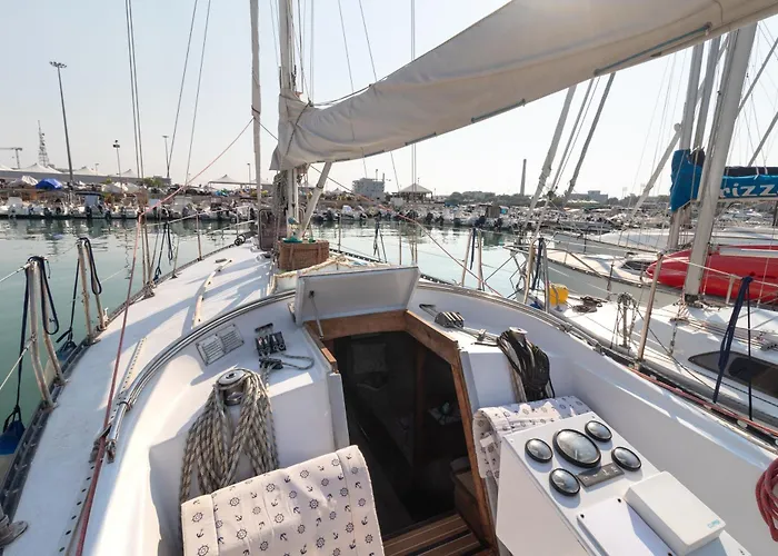 Quo Vadis Yacht In Harbor Bateau-hôtel *